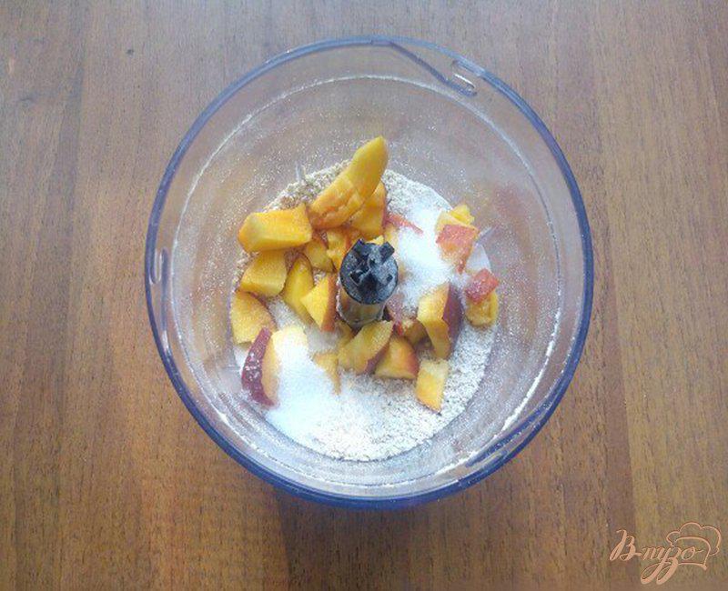 Фото приготовление рецепта: Овсяные фитнес панкейки с персиком и карамельным соусом шаг №2