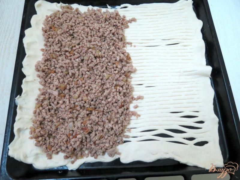 Фото приготовление рецепта: Слоёный пирог со свининой шаг №5