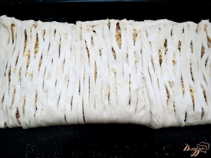 Фото приготовление рецепта: Слоёный пирог со свининой шаг №7
