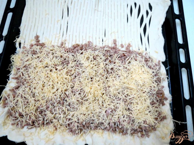 Фото приготовление рецепта: Слоёный пирог со свининой шаг №6