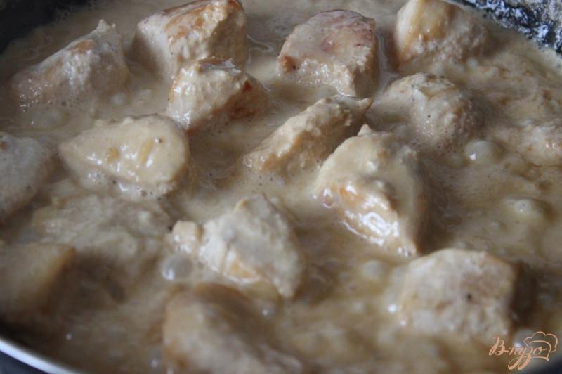 Фото приготовление рецепта: Курица в сметанном соусе шаг №9