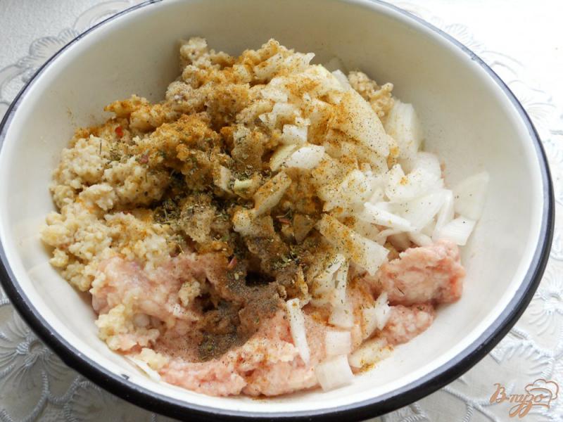 Фото приготовление рецепта: Тефтели из куриного фарша с пшеничной кашей в томатном соусе шаг №2