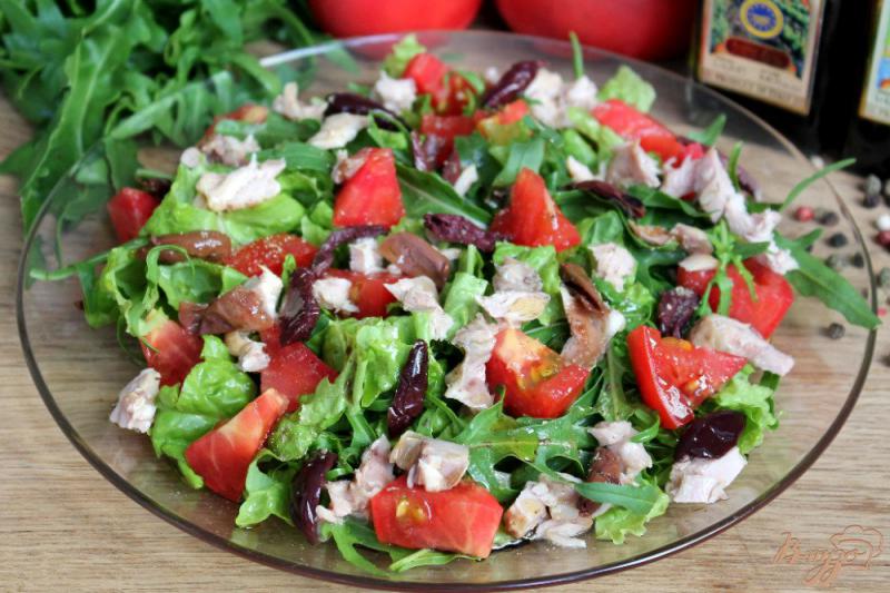 Фото приготовление рецепта: Салат с помидорами, мясом кролика и оливками шаг №6