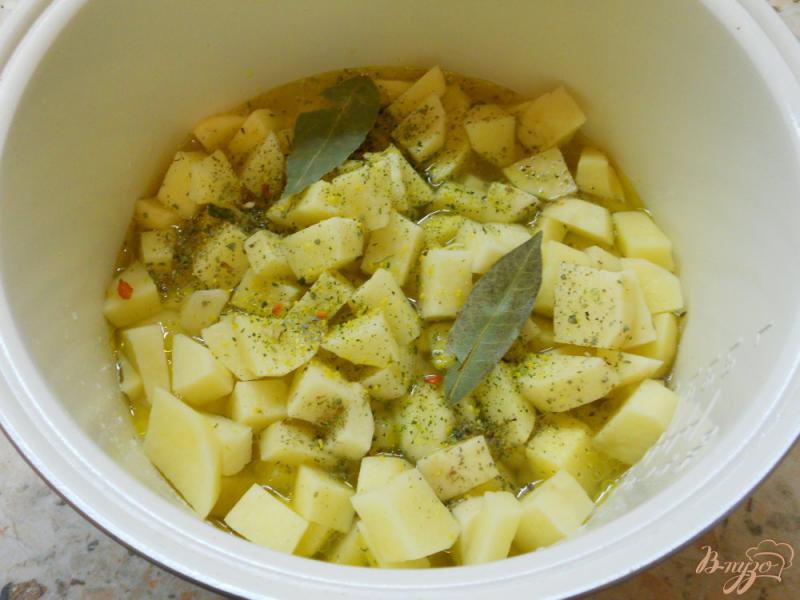 Фото приготовление рецепта: Картофель тушеный с куриным филе в мультиварке шаг №4