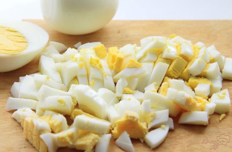 Фото приготовление рецепта: Салат со свежими огурцами, яйцами и сыром шаг №2
