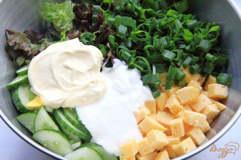 Фото приготовление рецепта: Салат со свежими огурцами, яйцами и сыром шаг №5
