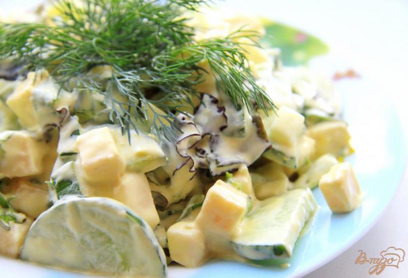 Фото приготовление рецепта: Салат со свежими огурцами, яйцами и сыром шаг №6