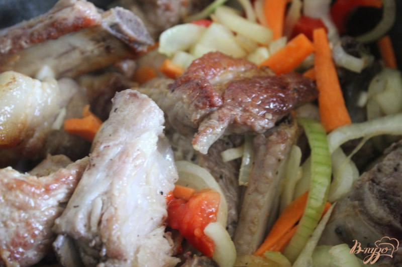 Фото приготовление рецепта: Паста с овощами и свиными ребрышками шаг №3