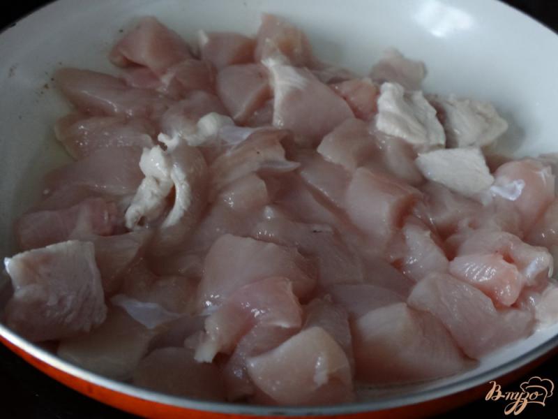 Фото приготовление рецепта: Подлива из куриной грудки с плавленым сыром шаг №1