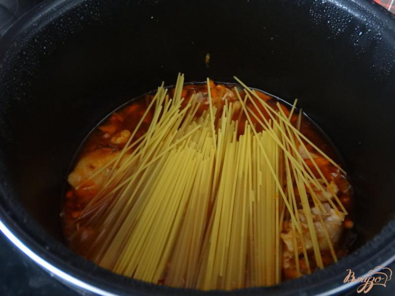 Фото приготовление рецепта: Спагетти с курицей в мультиварке шаг №4