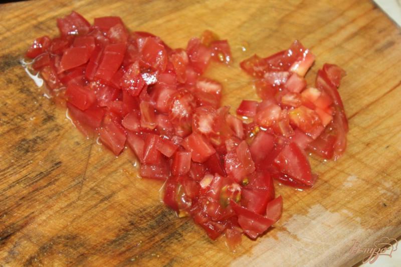 Фото приготовление рецепта: Гренки с багета с помидорами, песто и луком шаг №2