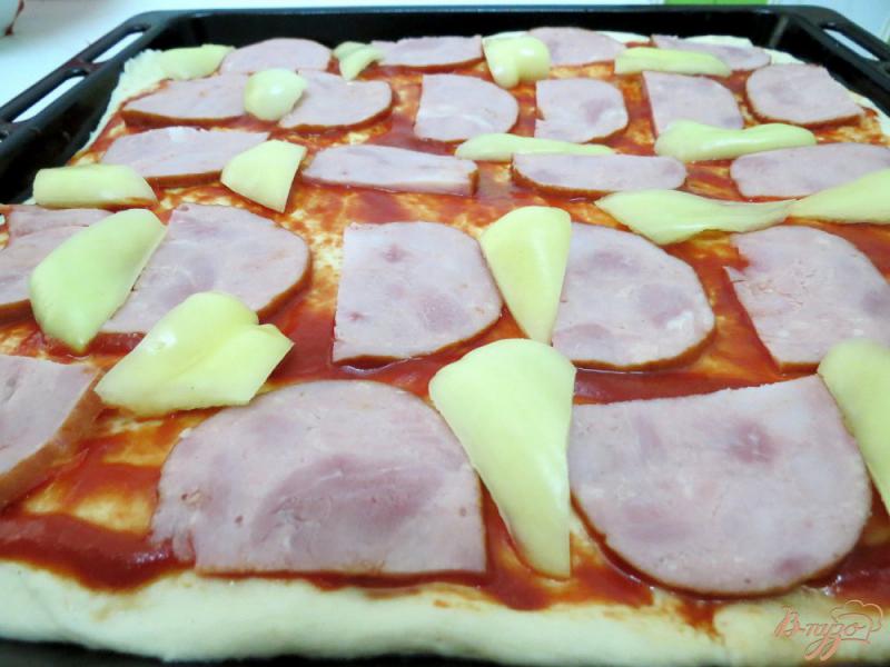 Фото приготовление рецепта: Пицца с моцареллой и ветчиной шаг №9