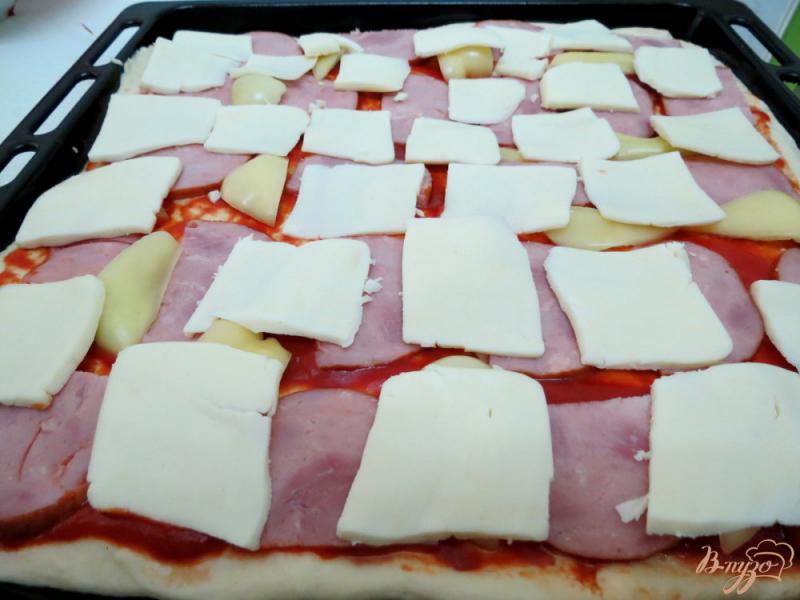 Фото приготовление рецепта: Пицца с моцареллой и ветчиной шаг №10