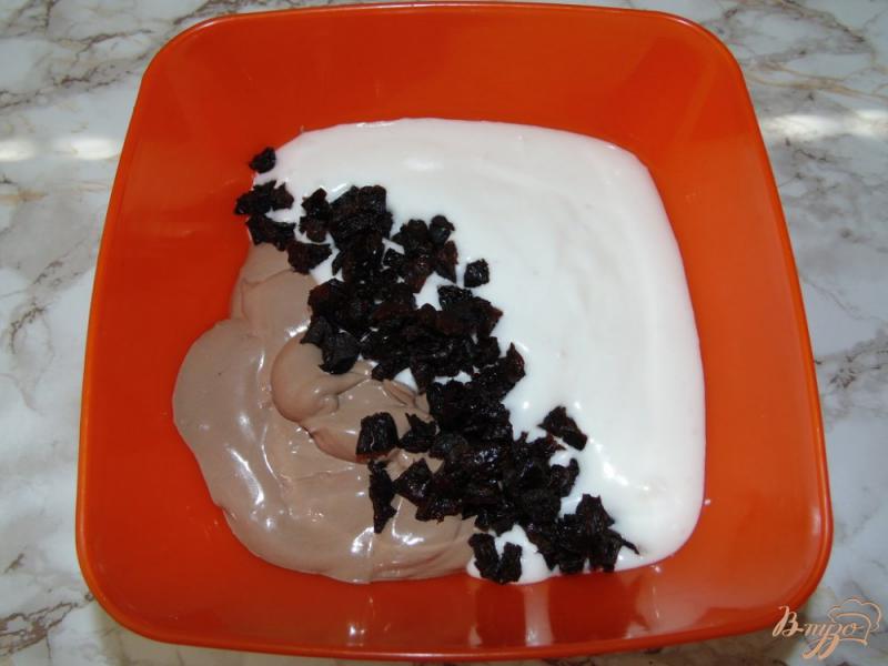 Фото приготовление рецепта: Шоколадно-творожная запеканка с черносливом шаг №4