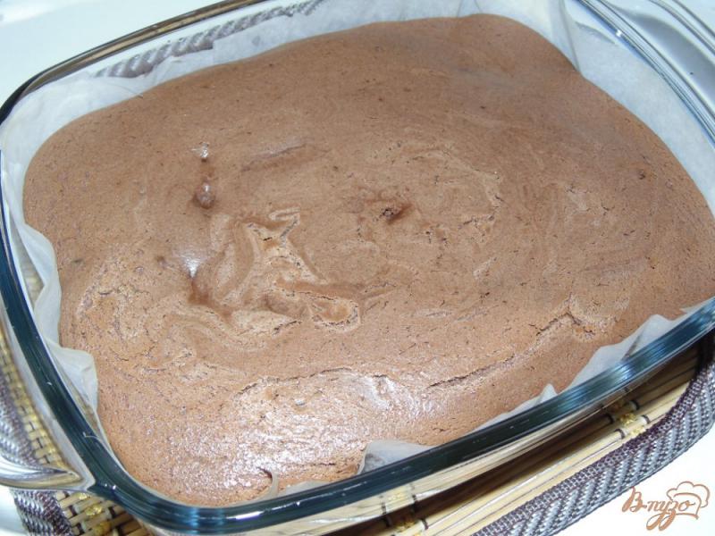 Фото приготовление рецепта: Шоколадно-творожная запеканка с черносливом шаг №6