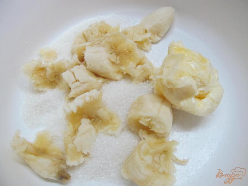 Фото приготовление рецепта: Сливовый пирог на банановом тесте шаг №3