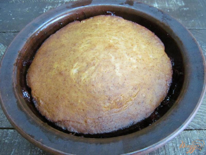Фото приготовление рецепта: Сливовый пирог на банановом тесте шаг №9