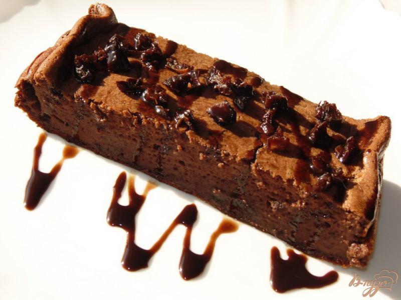 Фото приготовление рецепта: Шоколадно-творожная запеканка с черносливом шаг №7