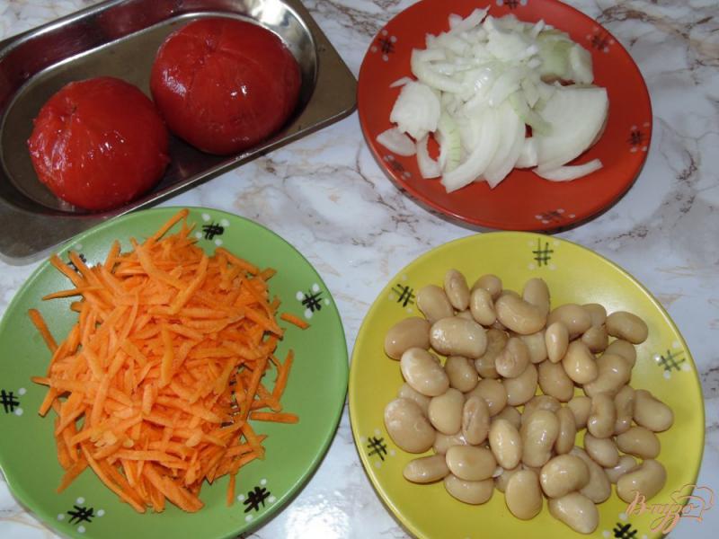 Фото приготовление рецепта: Тушеная капуста с помидорами и белой фасолью шаг №1