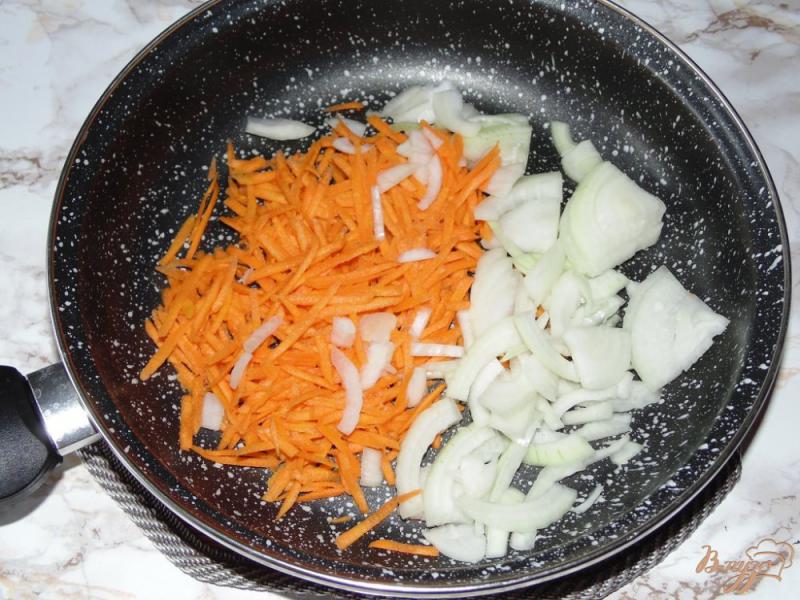 Фото приготовление рецепта: Тушеная капуста с помидорами и белой фасолью шаг №3