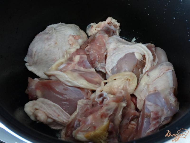 Фото приготовление рецепта: Тушеная курица с томатом и тимьяном шаг №1
