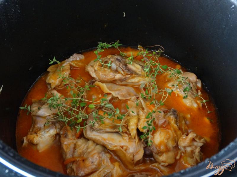 Фото приготовление рецепта: Тушеная курица с томатом и тимьяном шаг №4