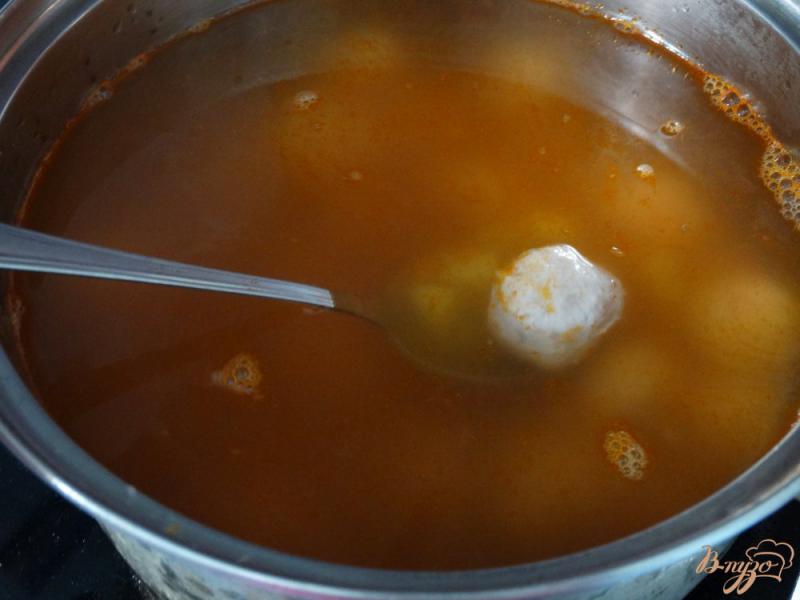 Фото приготовление рецепта: Суп с куриными тефтелями шаг №8