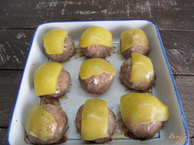 Фото приготовление рецепта: Фрикадельки с кабачком под сыром шаг №5