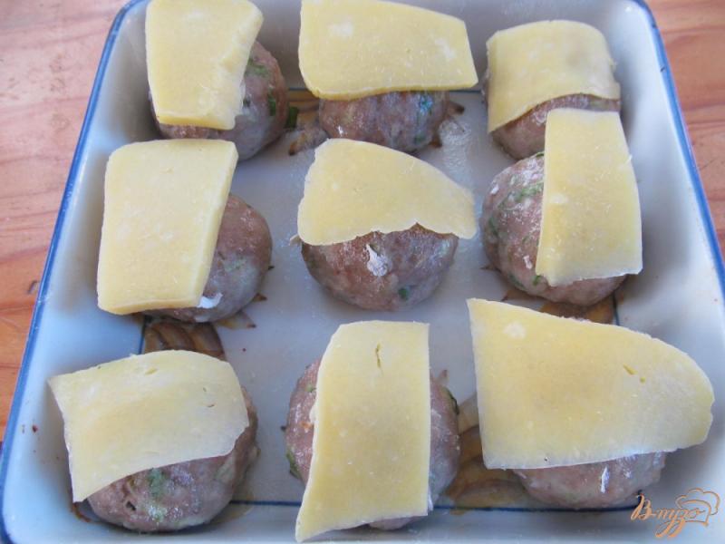 Фото приготовление рецепта: Фрикадельки с кабачком под сыром шаг №4