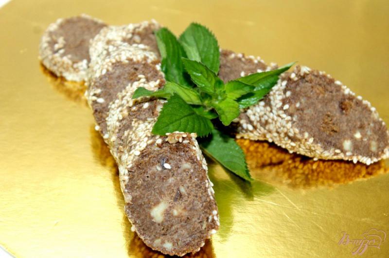 Фото приготовление рецепта: Шоколадная колбаска с грецкими орехами и кунжутом шаг №9