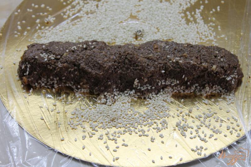 Фото приготовление рецепта: Шоколадная колбаска с грецкими орехами и кунжутом шаг №7
