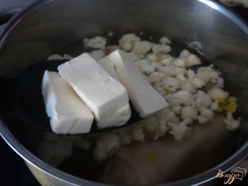 Фото приготовление рецепта: Куриный суп с плавленным сырком и цветной капустой шаг №6