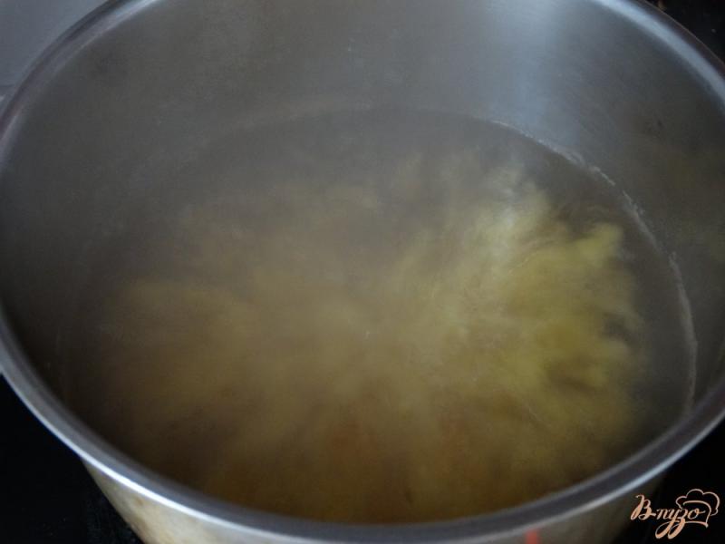 Фото приготовление рецепта: Куриный суп с плавленным сырком и цветной капустой шаг №2