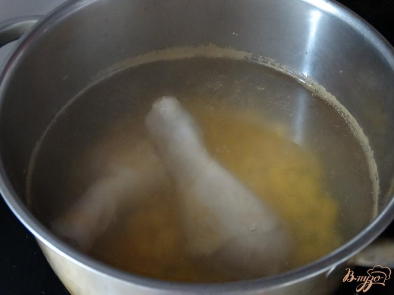 Фото приготовление рецепта: Куриный суп с плавленным сырком и цветной капустой шаг №3