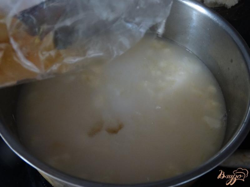 Фото приготовление рецепта: Куриный суп с плавленным сырком и цветной капустой шаг №7