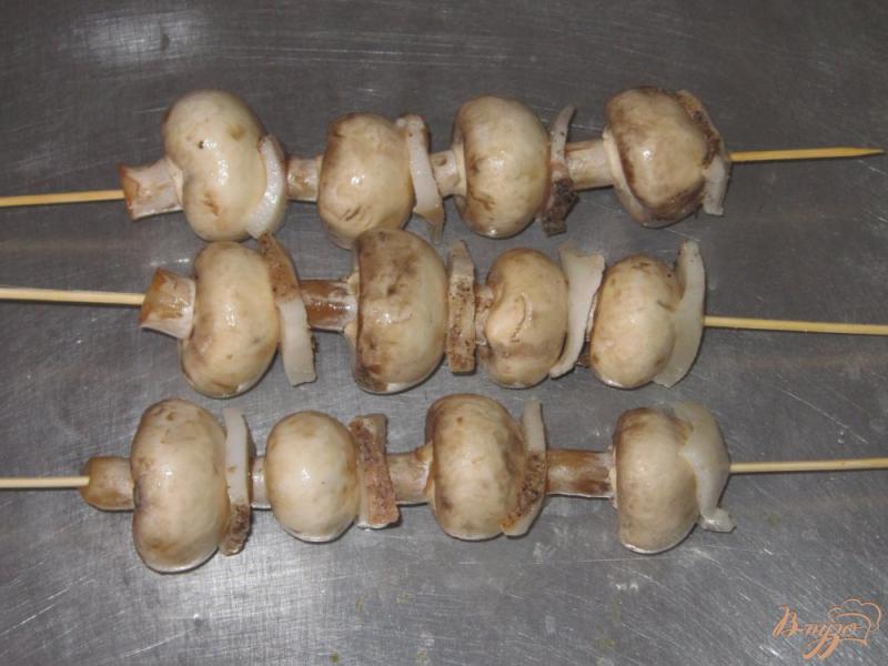 Фото приготовление рецепта: Шашлычки из шампиньонов с копченым шпиком шаг №4