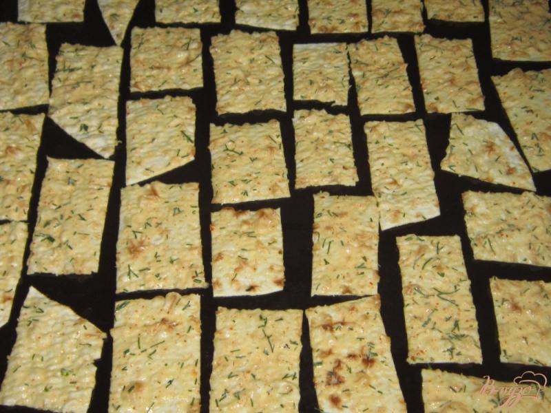 Фото приготовление рецепта: Чипсы из лаваша со сметаной и укропом шаг №5