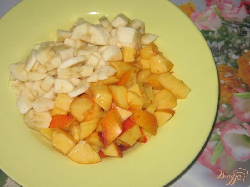 Фото приготовление рецепта: Сметанное желе с кусочками фруктов шаг №5