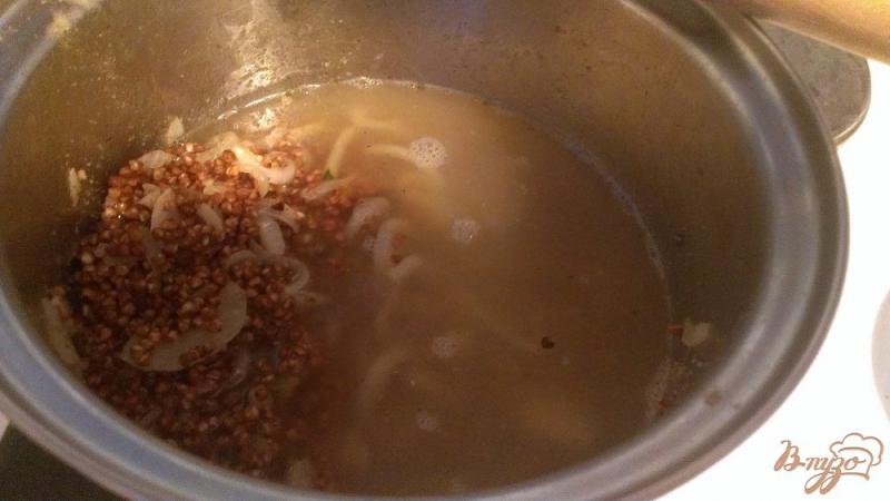 Фото приготовление рецепта: Сливочная гречка с луком шаг №3