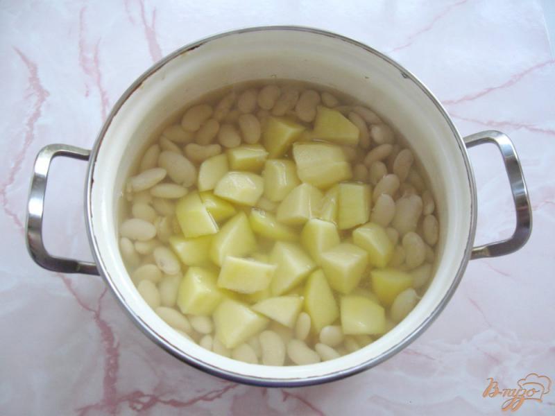 Фото приготовление рецепта: Фасолевый суп с сосисками шаг №3