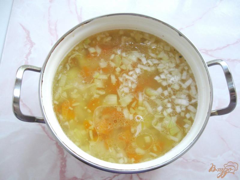 Фото приготовление рецепта: Фасолевый суп с сосисками шаг №5