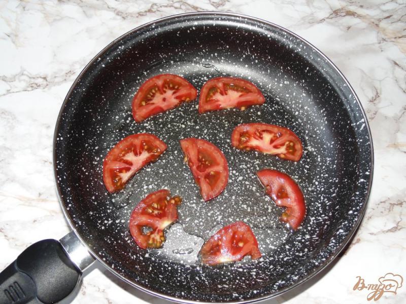 Фото приготовление рецепта: Омлет с помидорами и адыгейским сыром шаг №3