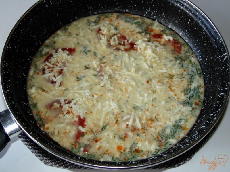 Фото приготовление рецепта: Омлет с помидорами и адыгейским сыром шаг №5