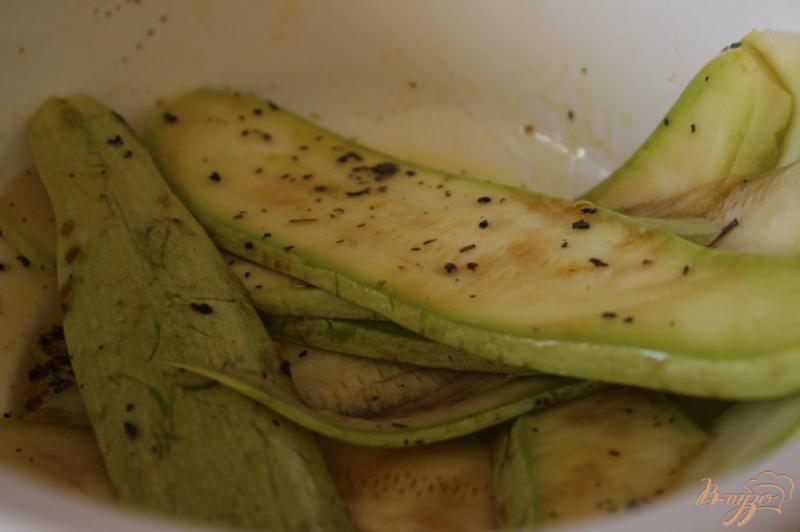 Фото приготовление рецепта: Салат из кабачка с апельсином шаг №3