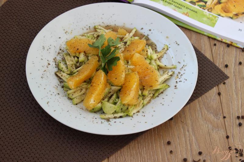 Фото приготовление рецепта: Салат из кабачка с апельсином шаг №7