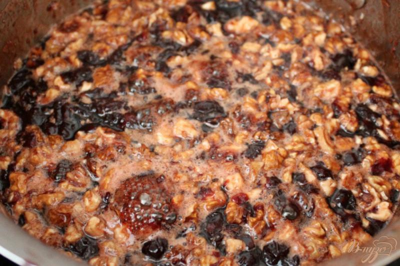 Фото приготовление рецепта: Вишневое варенье с грецкими орехами шаг №6