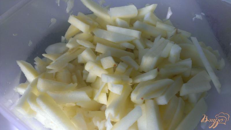 Фото приготовление рецепта: Салат из капусты с яблоком шаг №2