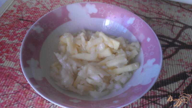 Фото приготовление рецепта: Салат из капусты с яблоком шаг №4