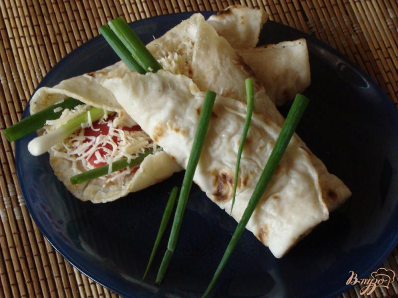 Фото приготовление рецепта: Блинные роллы с овощами и сыром шаг №7