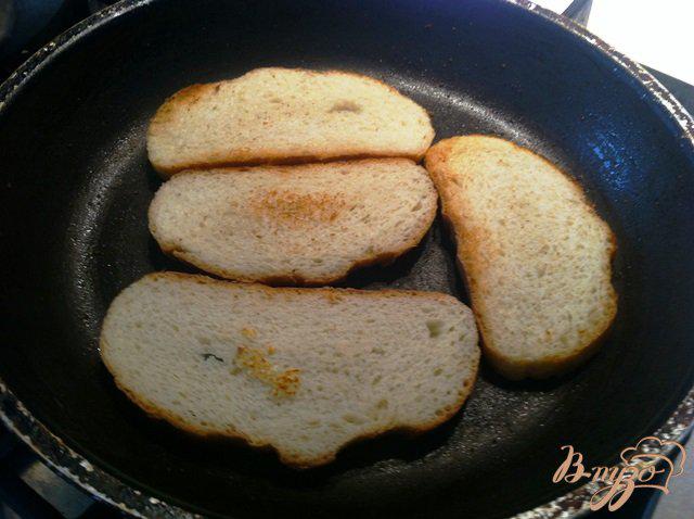 Фото приготовление рецепта: Закусочные бутерброды с киви шаг №4